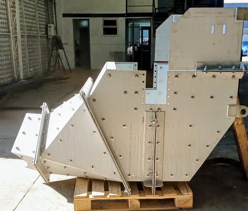 Tolva chute metálico fabricado para planta minera bajo norma AWS
