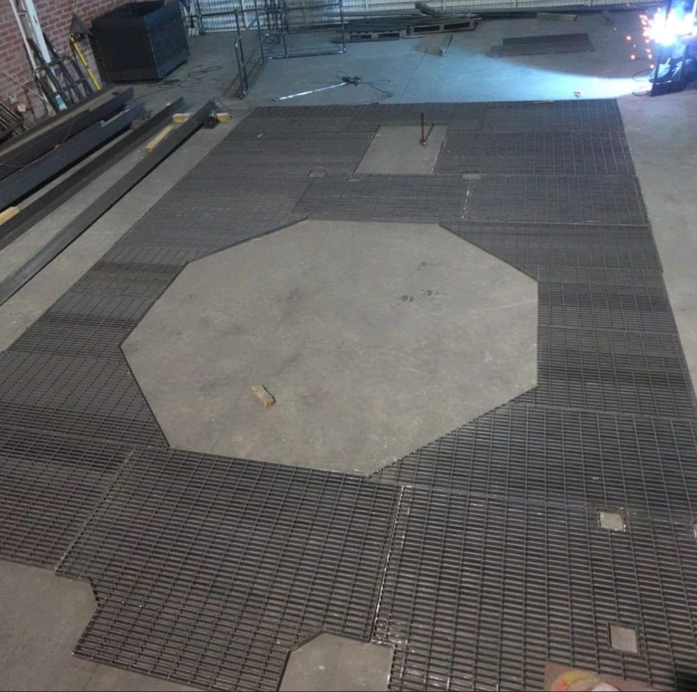 Plataforma metálica con grating rejilla para acceso industrial