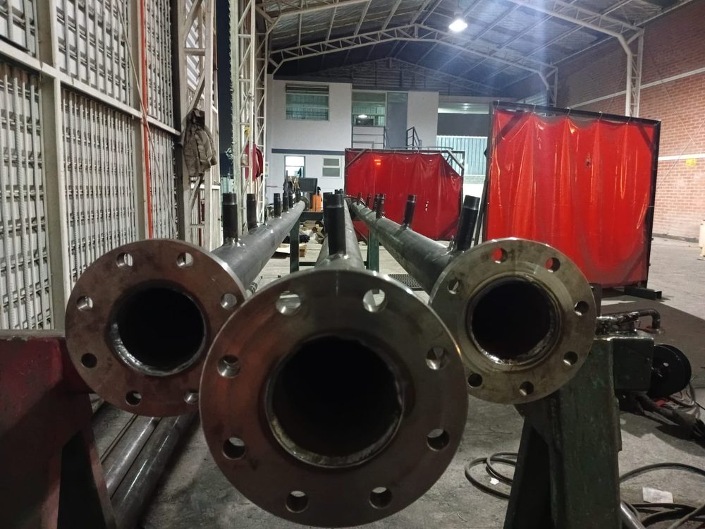 Pilares y cañerías con bridas fabricados en acero estructural